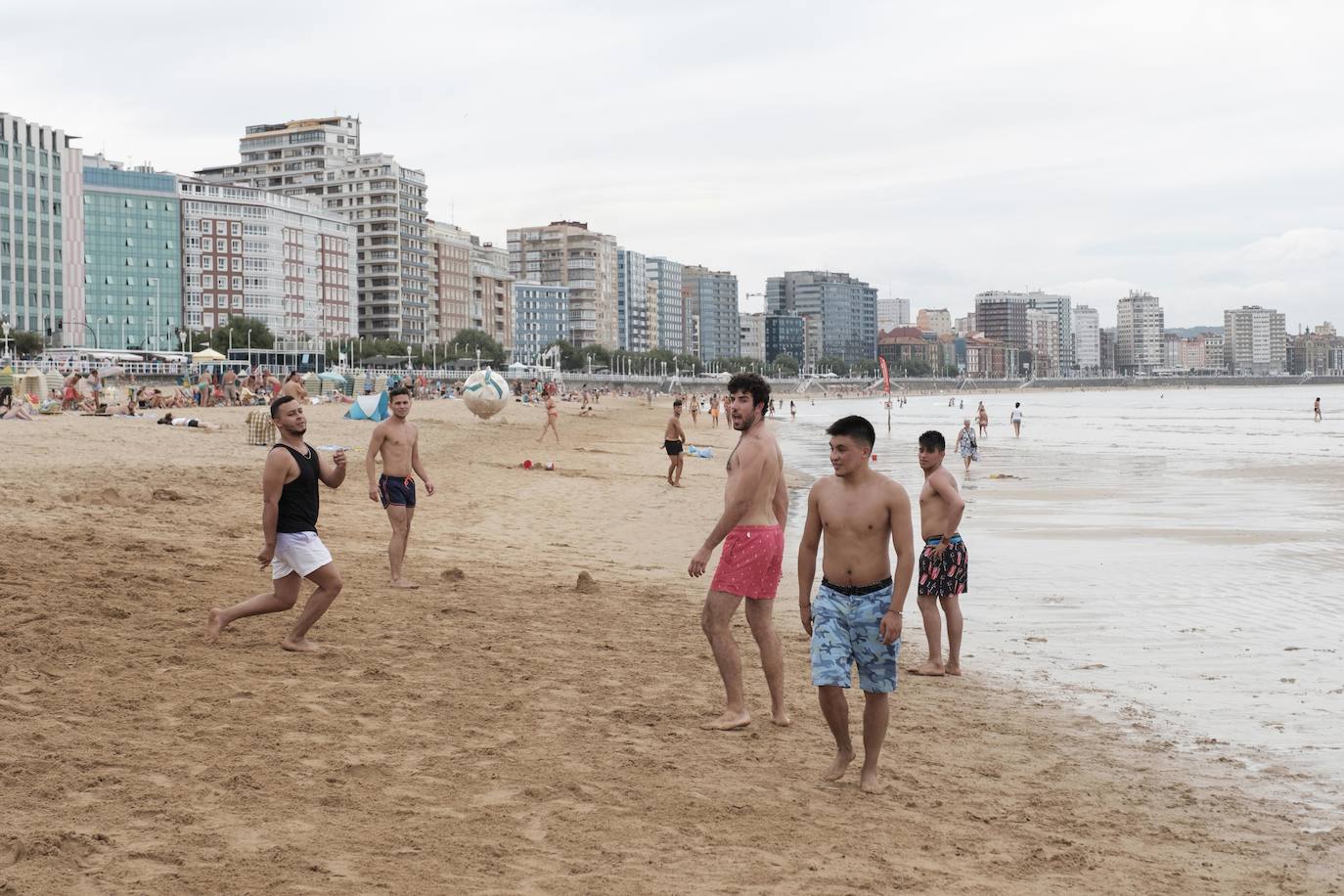 El litoral asturiano permanece este viernes en alerta por fuertes vientos y olas que podrán alcanzar los cuatro metros.