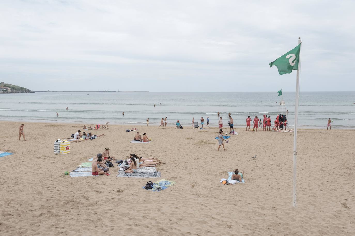 El litoral asturiano permanece este viernes en alerta por fuertes vientos y olas que podrán alcanzar los cuatro metros.
