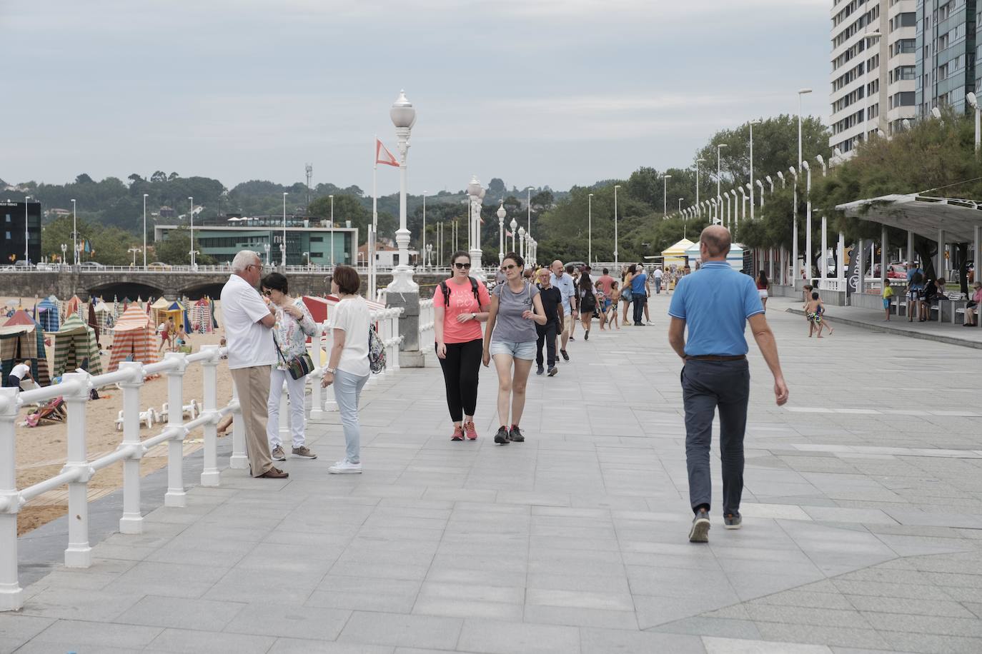 El litoral asturiano permanece este viernes en alerta por fuertes vientos y olas que podrán alcanzar los cuatro metros.