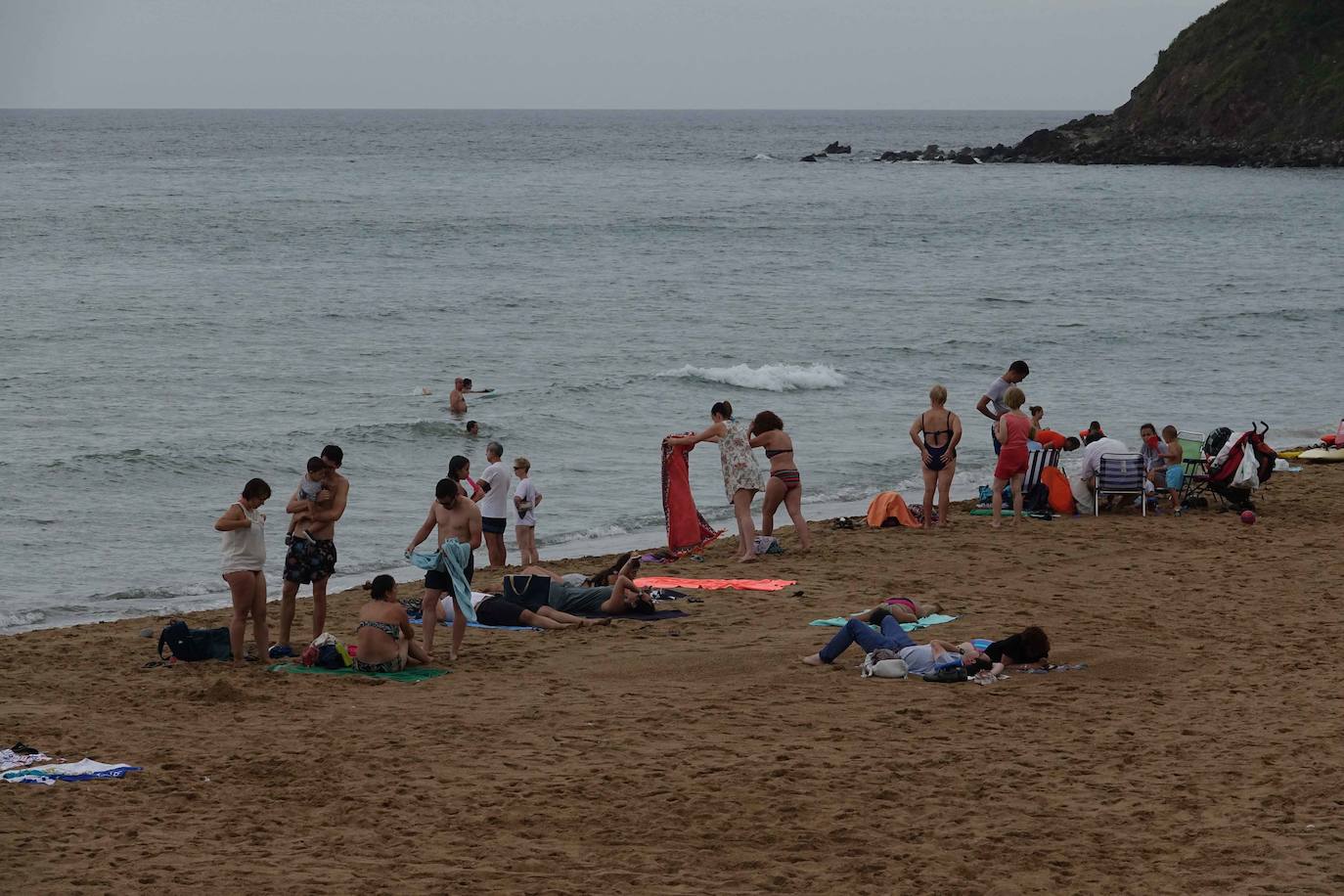 El litoral asturiano permanece este viernes en alerta por fuertes vientos y olas que podrán alcanzar los cuatro metros.