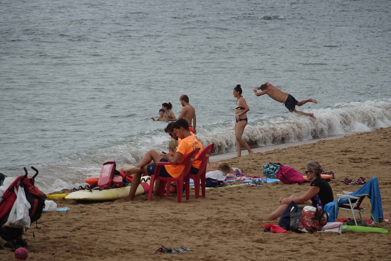 El litoral asturiano permanece este viernes en alerta por fuertes vientos y olas que podrán alcanzar los cuatro metros.