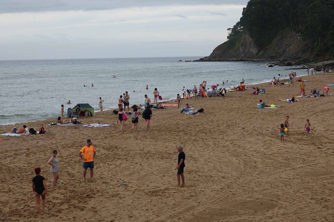 El litoral asturiano permanece este viernes en alerta por fuertes vientos y olas que podrán alcanzar los cuatro metros.