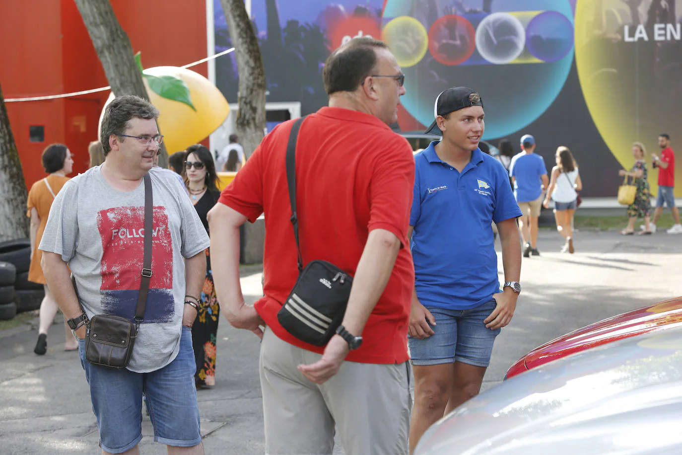 Llenazo en el pabellón de Liberbank en la Feria de Muestras de Asturias. La Funcación Bancaria Cajastur ha celebrado este sábado el encuentro de las asociaciones colaboradoras con la Acción Social de la Fundación Cajastur-Liberbank. Entre los asistentes, los miembros del equipo Real Oviedo Genuine, que firmaron pósteres para los visitantes.