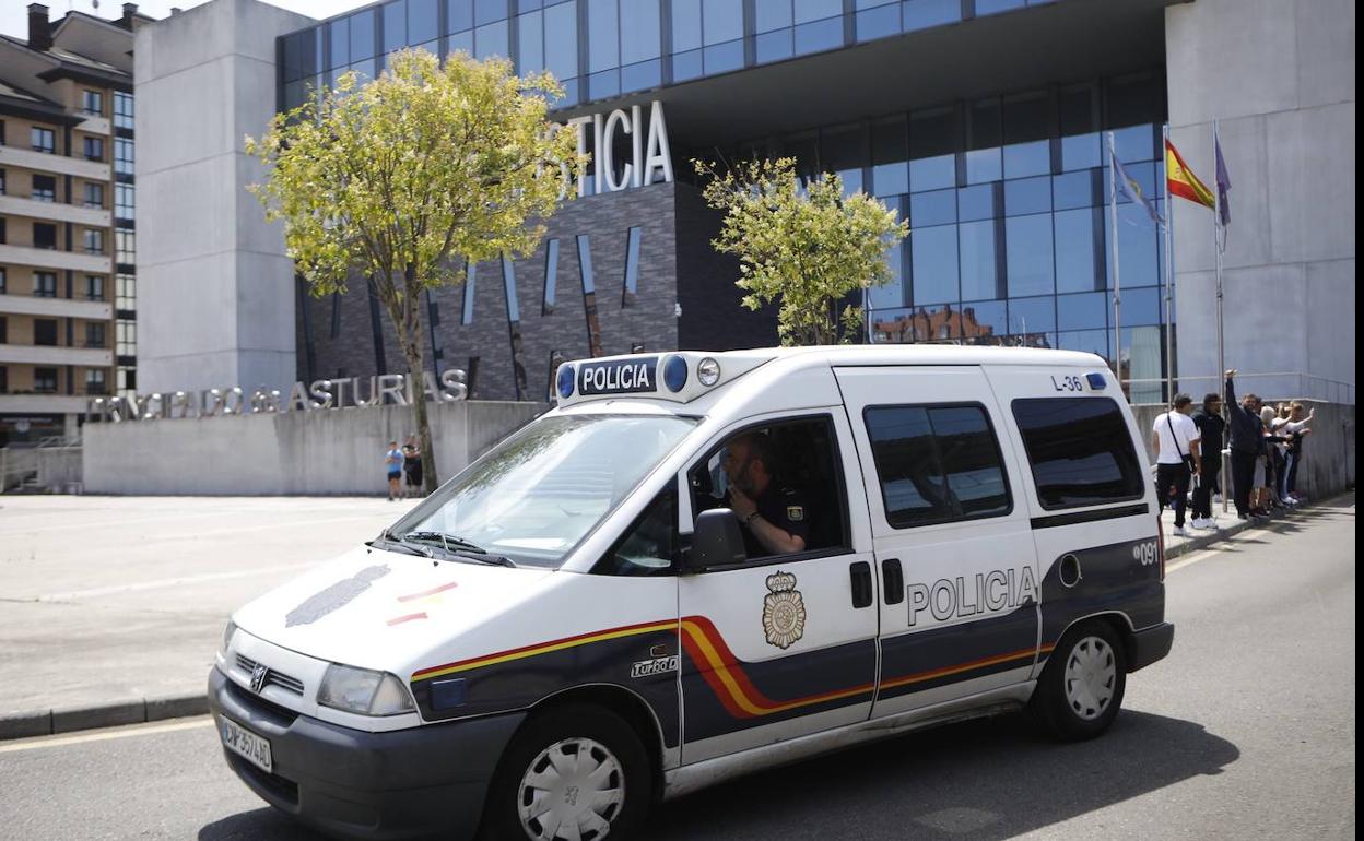 El detenido, saliendo en furgón policial de los Juzgados de Gijón