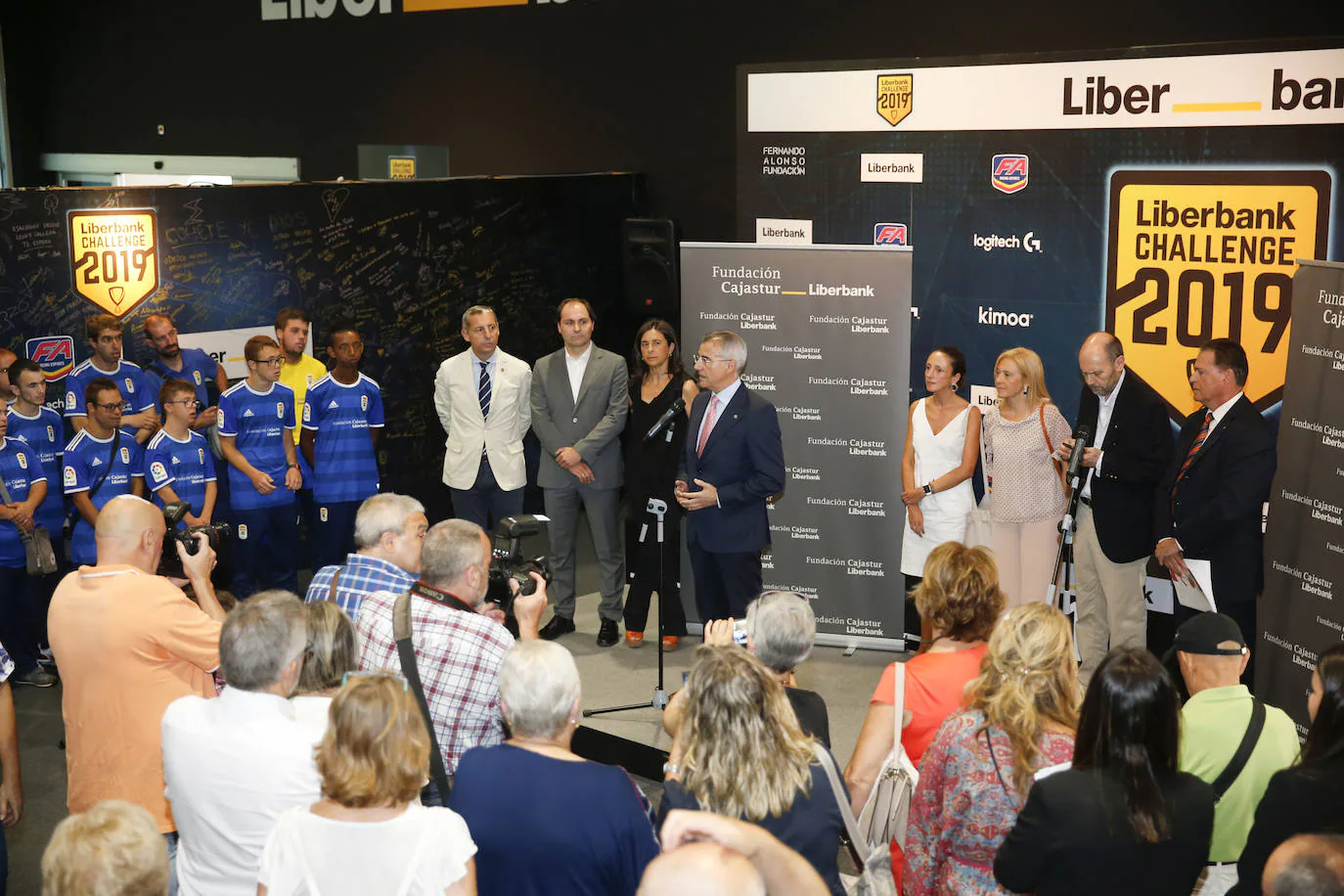 Llenazo en el pabellón de Liberbank en la Feria de Muestras de Asturias. La Funcación Bancaria Cajastur ha celebrado este sábado el encuentro de las asociaciones colaboradoras con la Acción Social de la Fundación Cajastur-Liberbank. Entre los asistentes, los miembros del equipo Real Oviedo Genuine, que firmaron pósteres para los visitantes.