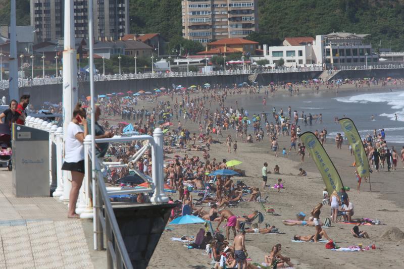 Difícil encontrar sitio en la arena para estirar la toalla. El sol y las altas temperaturas de este sábado han animado a miles de personas a disfrutar de las playas de la región, como muestras las imágenes de San Lorenzo, Salinas y Candás.