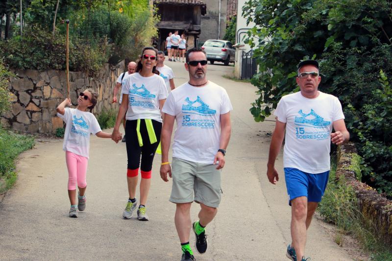 Medio millar de personas ha participado en la Marcha Popular que desde hace quince años recorre los pueblos de Sobrescobio. Se trata de una de las citas más esperadas del verano en la comarca del Nalón que se enmarca en las actividades de la Sextaferia Coyana, que llena de actividades el concejo durante el periodo estival.