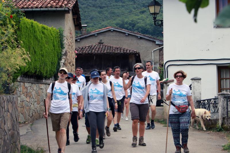 Medio millar de personas ha participado en la Marcha Popular que desde hace quince años recorre los pueblos de Sobrescobio. Se trata de una de las citas más esperadas del verano en la comarca del Nalón que se enmarca en las actividades de la Sextaferia Coyana, que llena de actividades el concejo durante el periodo estival.