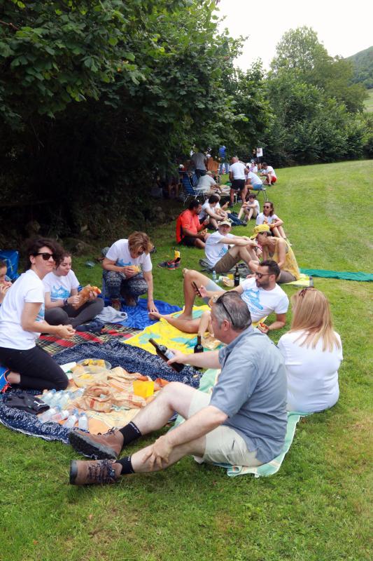 Medio millar de personas ha participado en la Marcha Popular que desde hace quince años recorre los pueblos de Sobrescobio. Se trata de una de las citas más esperadas del verano en la comarca del Nalón que se enmarca en las actividades de la Sextaferia Coyana, que llena de actividades el concejo durante el periodo estival.