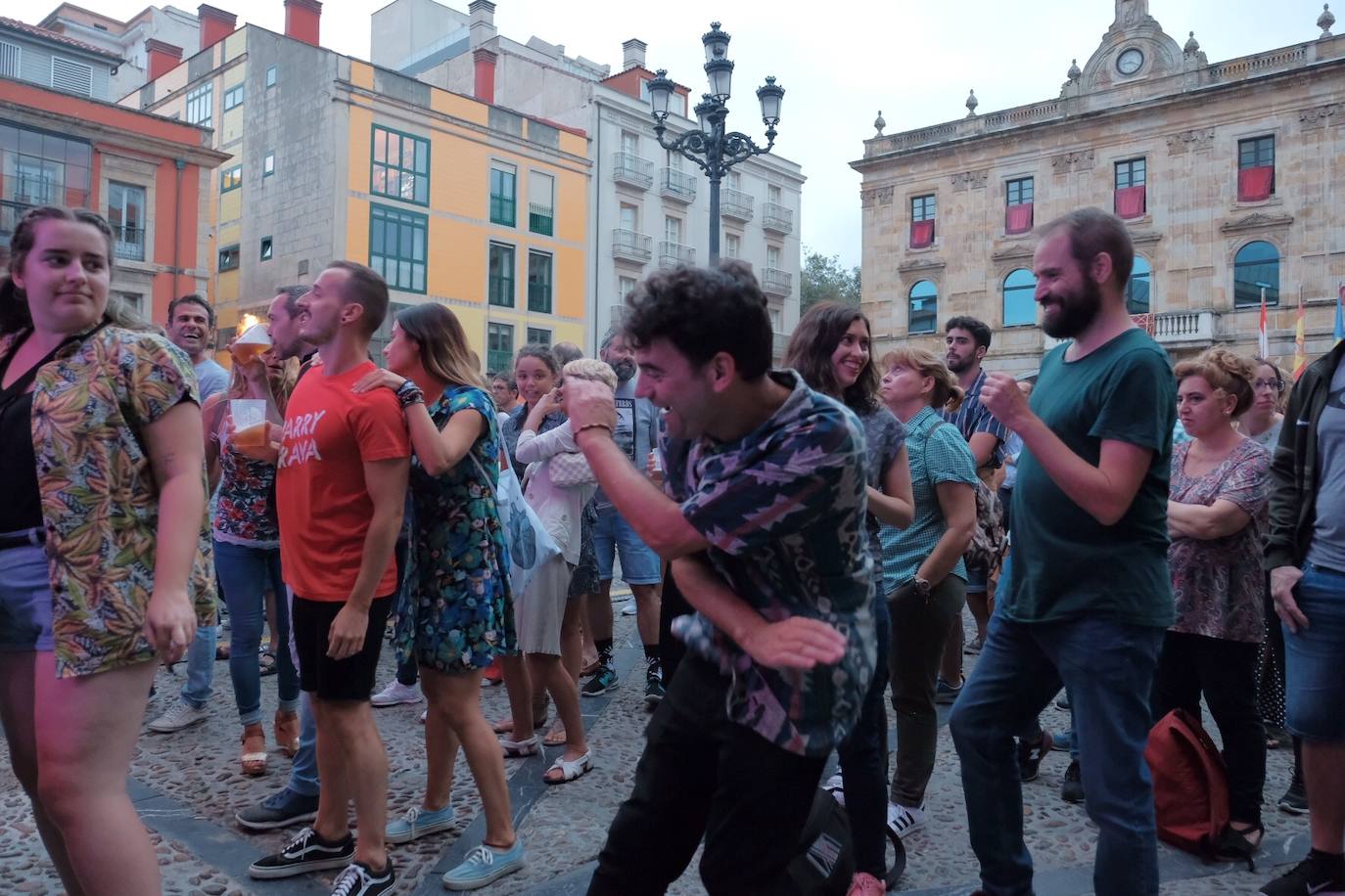Una de las bandas de moda del pop nacional, Varry Brava, ha reunido a cientos de fans en la plaza Mayor de Gijón, que han vibrado con los temas de su último trabajo, 'Furor'.