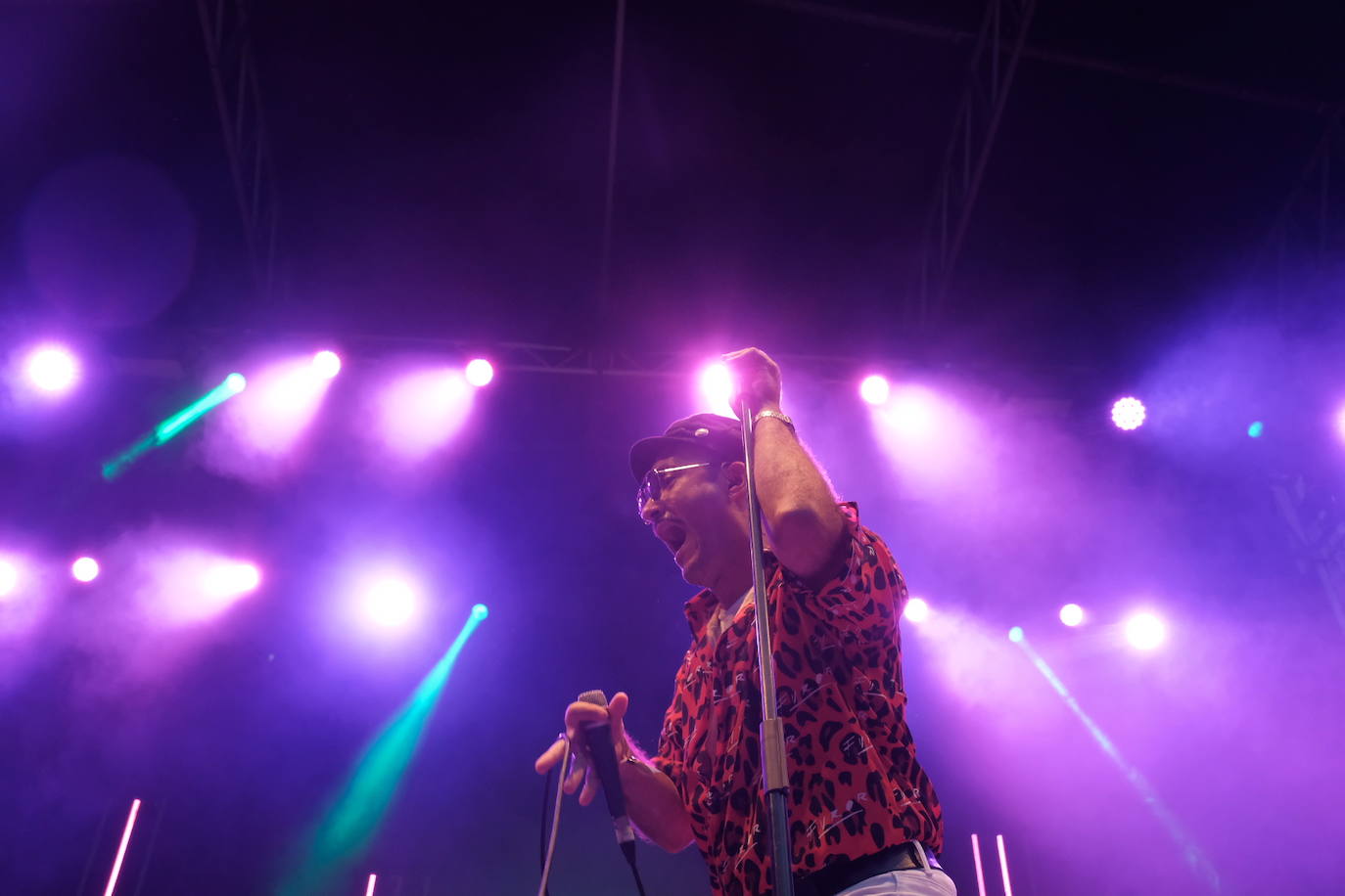 Una de las bandas de moda del pop nacional, Varry Brava, ha reunido a cientos de fans en la plaza Mayor de Gijón, que han vibrado con los temas de su último trabajo, 'Furor'.