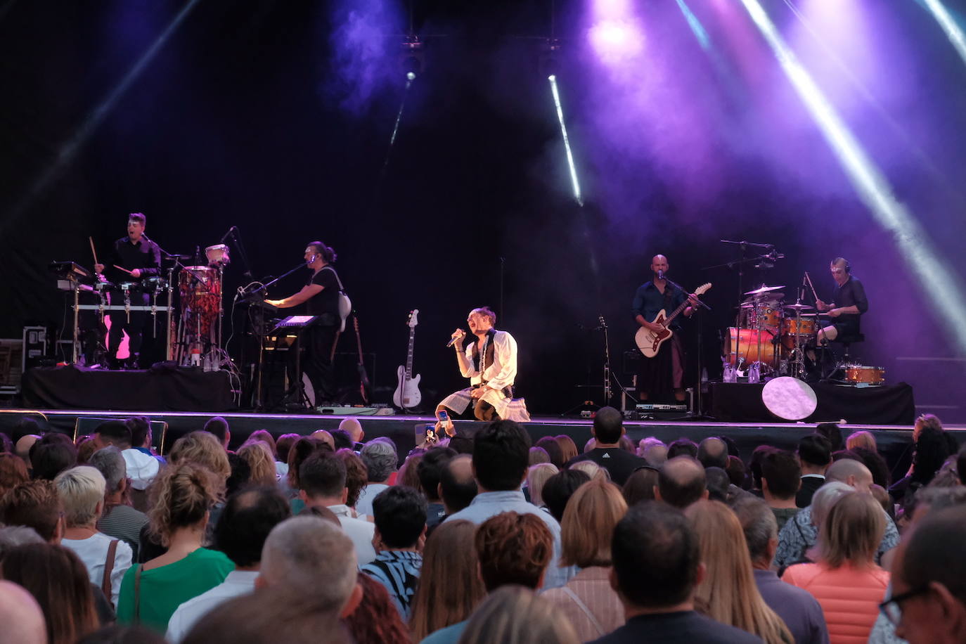 Asier Exteandia y Enrico Barbaro pusieron música en la plaza Mayor este domingo. Una muestra de creatividad y talento que sorprendió al público. 
