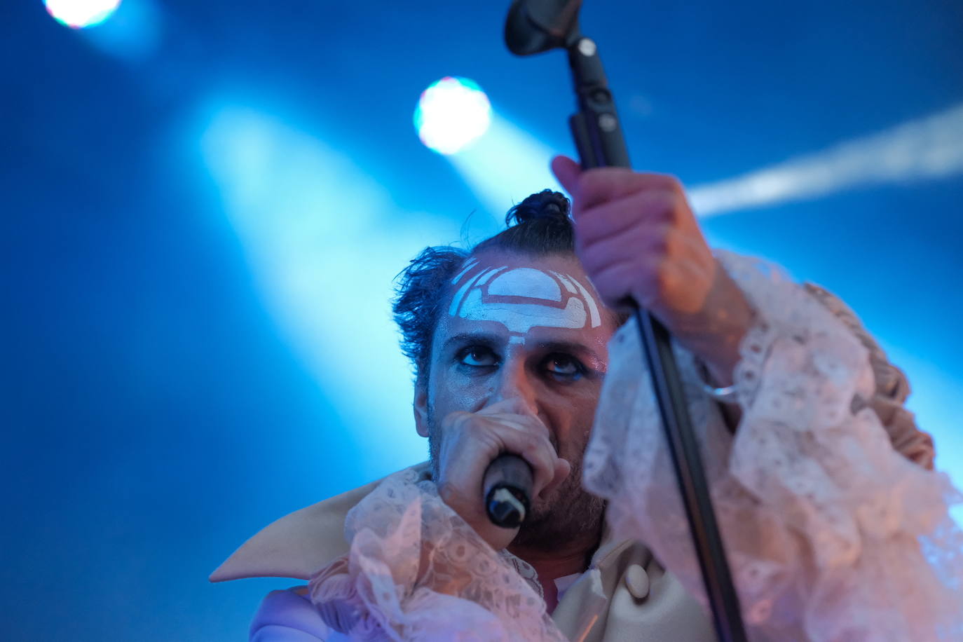 Asier Exteandia y Enrico Barbaro pusieron música en la plaza Mayor este domingo. Una muestra de creatividad y talento que sorprendió al público. 