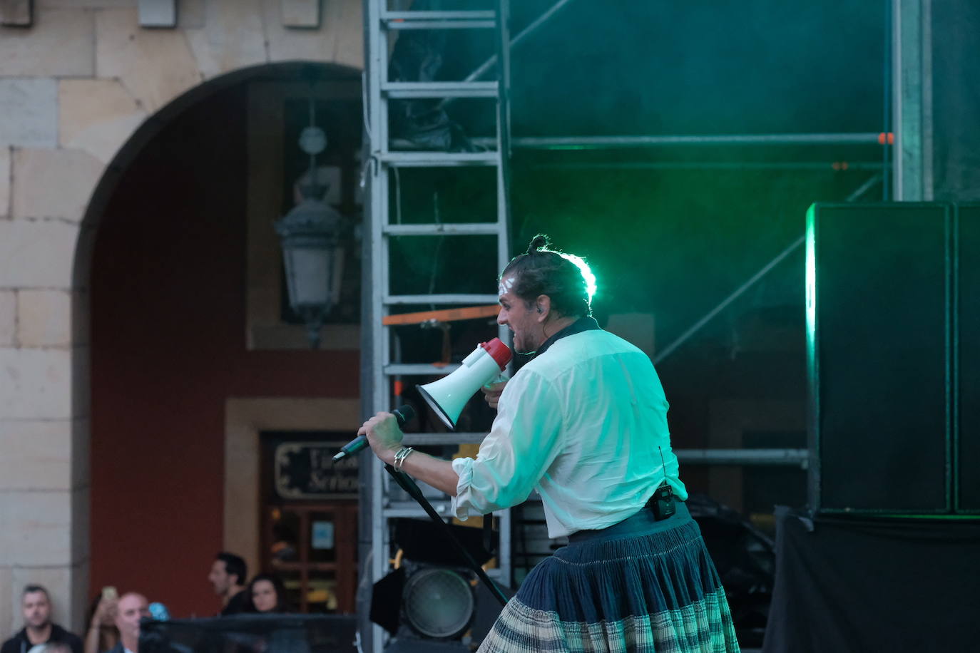 Asier Etxeandia y Enrico Barbaro pusieron música en la plaza Mayor este domingo. Una muestra de creatividad y talento que sorprendió al público. 
