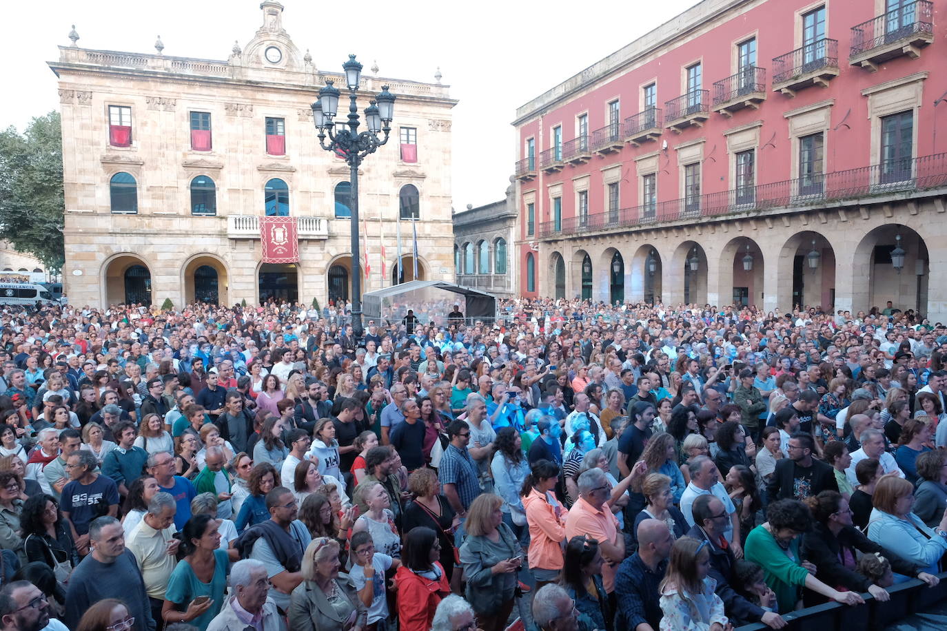 Asier Etxeandia y Enrico Barbaro pusieron música en la plaza Mayor este domingo. Una muestra de creatividad y talento que sorprendió al público. 