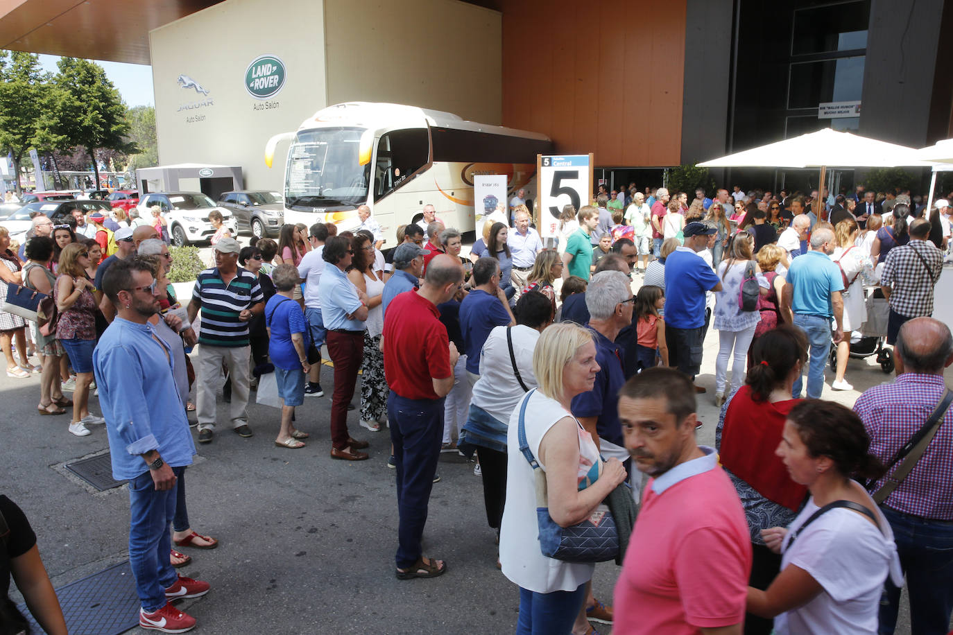 Día de León y Astorga en la Feria de Muestras de Asturias. La provincia vecina ha elegido la gran cita comercial del Principado para dar a conocer sus productos gastronómicos, como embutidos, queso, vino o miel, y su gran oferta turística. La propuesta ha reunido a numeroso público.