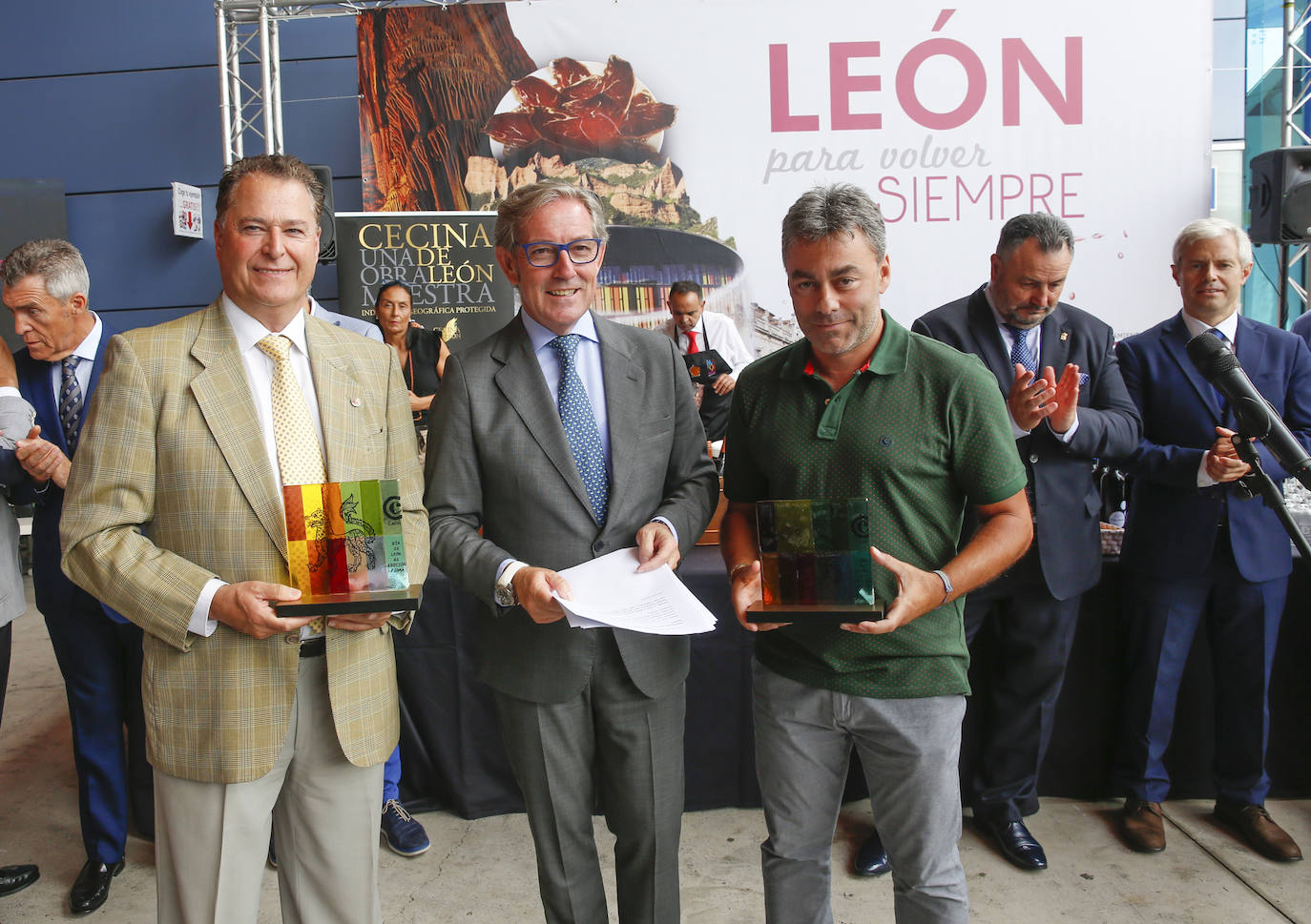 Día de León y Astorga en la Feria de Muestras de Asturias. La provincia vecina ha elegido la gran cita comercial del Principado para dar a conocer sus productos gastronómicos, como embutidos, queso, vino o miel, y su gran oferta turística. La propuesta ha reunido a numeroso público.