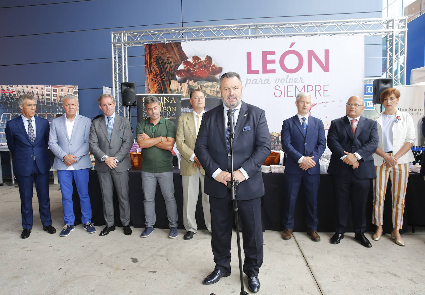 Día de León y Astorga en la Feria de Muestras de Asturias. La provincia vecina ha elegido la gran cita comercial del Principado para dar a conocer sus productos gastronómicos, como embutidos, queso, vino o miel, y su gran oferta turística. La propuesta ha reunido a numeroso público.