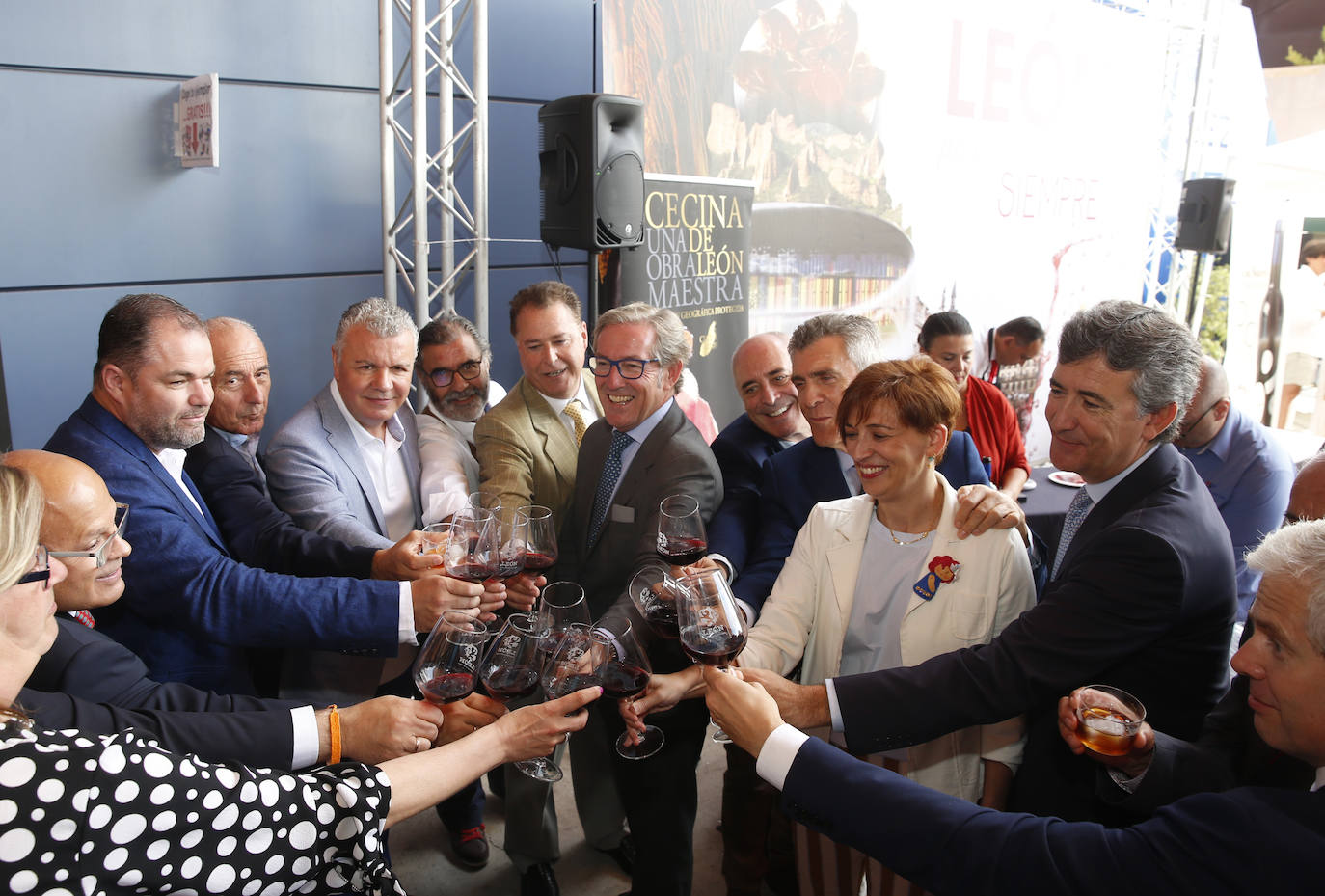 Día de León y Astorga en la Feria de Muestras de Asturias. La provincia vecina ha elegido la gran cita comercial del Principado para dar a conocer sus productos gastronómicos, como embutidos, queso, vino o miel, y su gran oferta turística. La propuesta ha reunido a numeroso público.