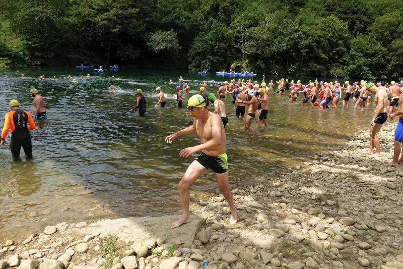 La mierense Aroa Silva, nadadora del Club Santa Olaya, se ha impuesto en la travesía y en el Descenso del Sella, logrando el triunfo absoluto y en categoría femenina. 