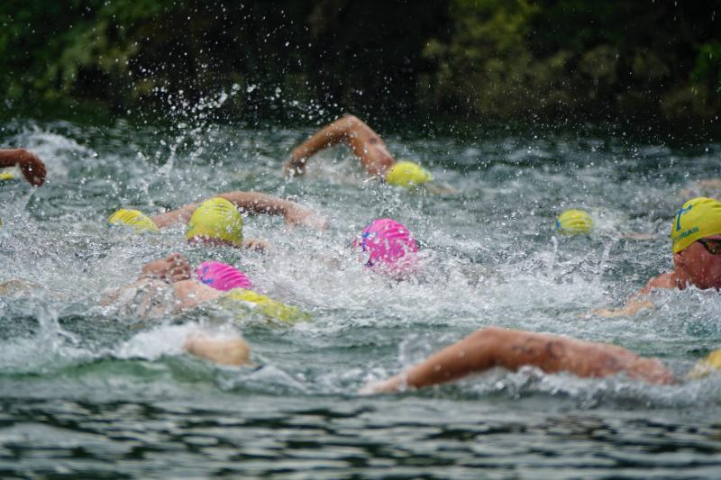 La mierense Aroa Silva, nadadora del Club Santa Olaya, se ha impuesto en la travesía y en el Descenso del Sella, logrando el triunfo absoluto y en categoría femenina. 