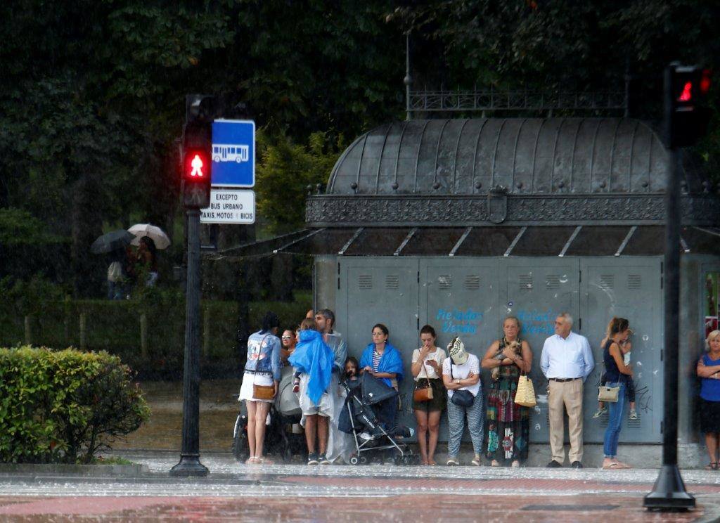 Una fuerte tormenta se ha registrado este domingo en Oviedo, un fenómeno que ha soprendido a muchos en la calle disfrutando de lo que estaba siendo un día de verano.