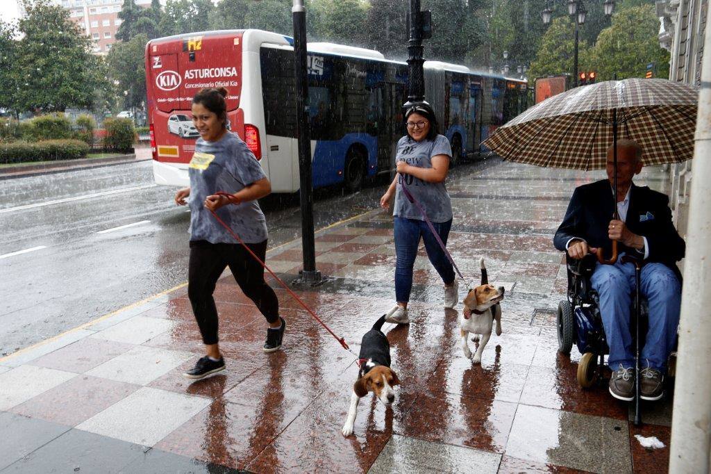 Una fuerte tormenta se ha registrado este domingo en Oviedo, un fenómeno que ha soprendido a muchos en la calle disfrutando de lo que estaba siendo un día de verano.