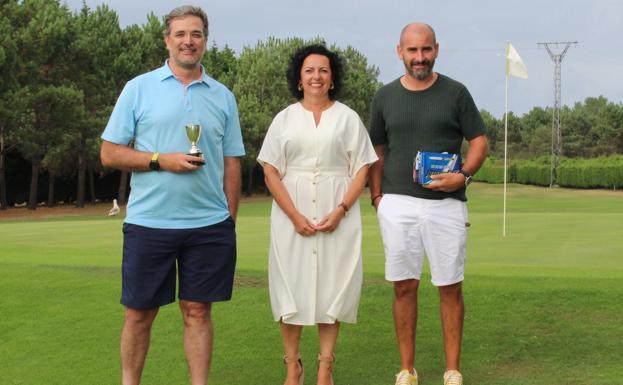 Los ganadores Pedro Cuevas y Santiago García, con Isabel Zapatero, de ABANCA, tras la entrega de premios