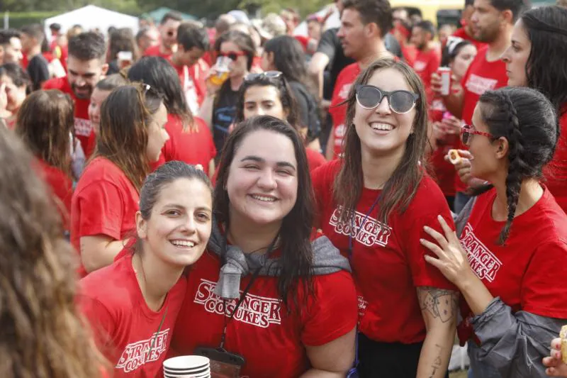 Centenares de jóvenes han disfrutado de la jira de Laviana. Las numerosas peñas han partido, como es habitual, desde la plaza del Ayuntamiento para llegar al prau de La Chalana, donde han aprovechado al máximo la jornada.