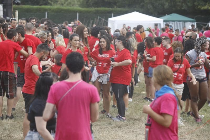 Centenares de jóvenes han disfrutado de la jira de Laviana. Las numerosas peñas han partido, como es habitual, desde la plaza del Ayuntamiento para llegar al prau de La Chalana, donde han aprovechado al máximo la jornada.