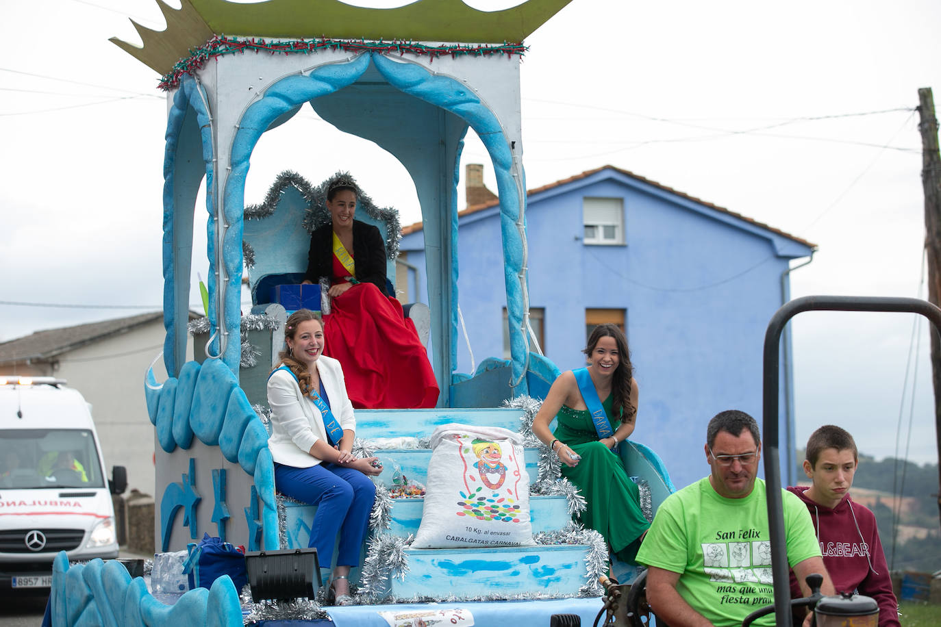 Miles de personas han disfrutado del gran desfile de carrozas de Valdesoto, una cita llena de color y diversión.