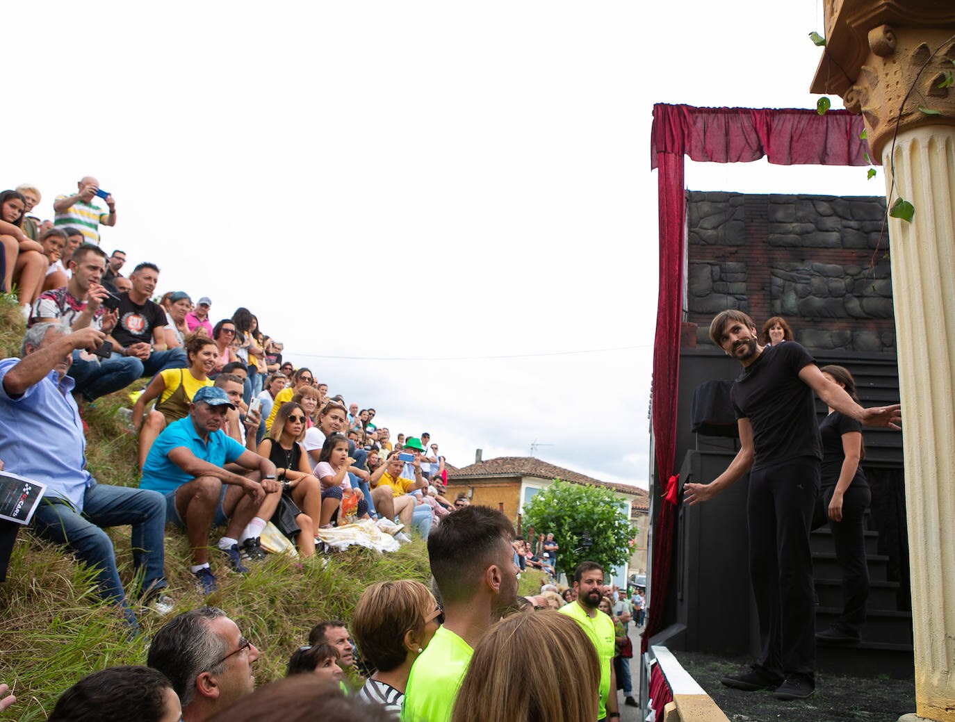 Miles de personas han disfrutado del gran desfile de carrozas de Valdesoto, una cita llena de color y diversión.