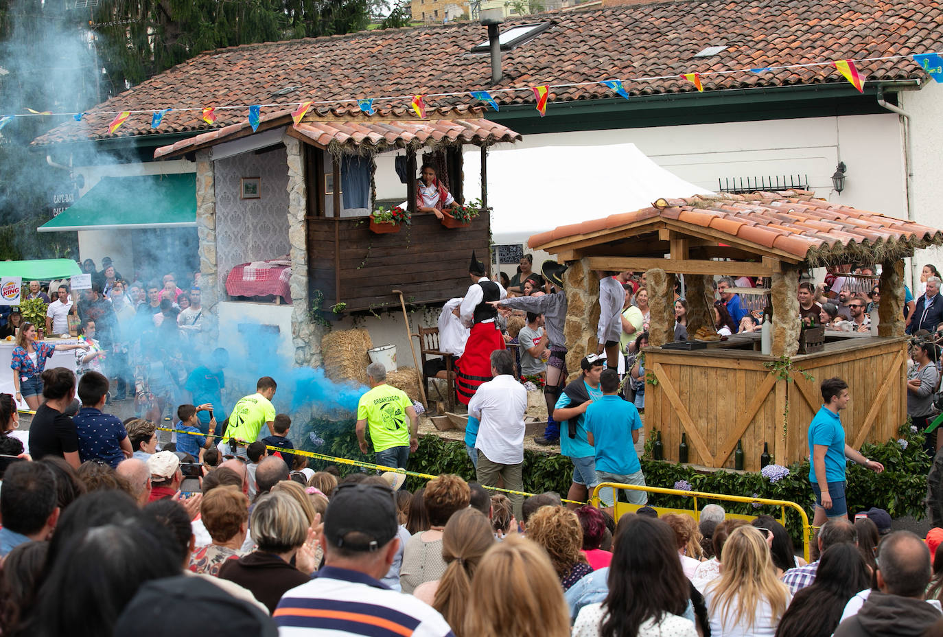 Miles de personas han disfrutado del gran desfile de carrozas de Valdesoto, una cita llena de color y diversión.