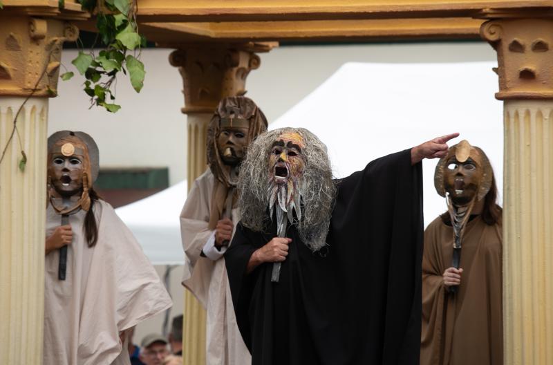 Miles de personas disfrutan del gran desfile de carrozas de Valdesoto, una cita llena de color y diversión.