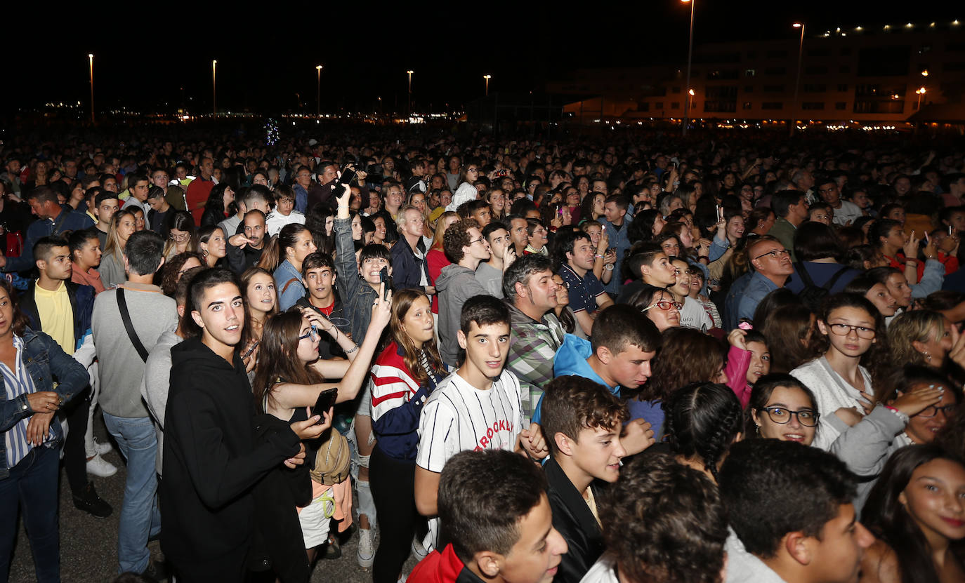 La cantante y bailarina se metió en el bolsillo al público gijonés, al ritmo de 'Yo ya no quiero ná' y 'Mujer bruja'. 