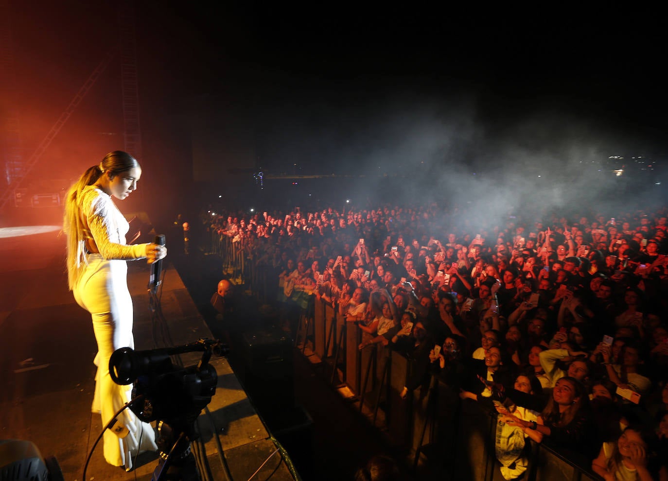 La cantante y bailarina se metió en el bolsillo al público gijonés, al ritmo de 'Yo ya no quiero ná' y 'Mujer bruja'. 