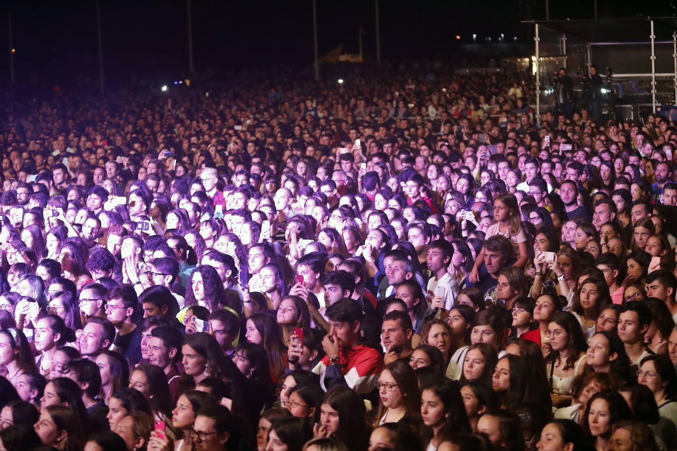La cantante y bailarina se metió en el bolsillo al público gijonés, al ritmo de 'Yo ya no quiero ná' y 'Mujer bruja'. 