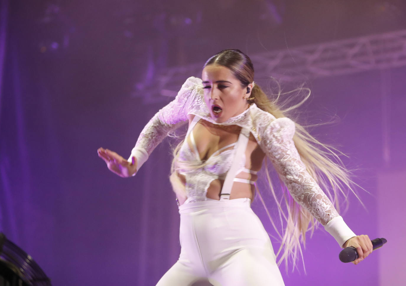 La cantante y bailarina se metió en el bolsillo al público gijonés, al ritmo de 'Yo ya no quiero ná' y 'Mujer bruja'. 