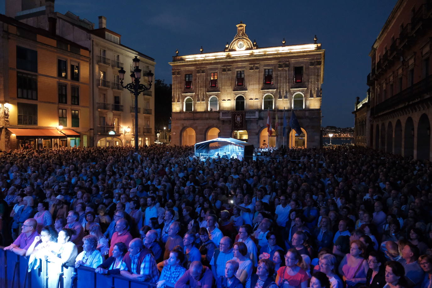 El mítico grupo asturiano recordó al numeroso público asistente que aún tienen mecha para seguir en los escenarios.