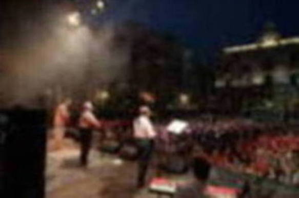 El mítico grupo asturiano recordó al numeroso público asistente que aún tienen mecha para seguir en los escenarios.