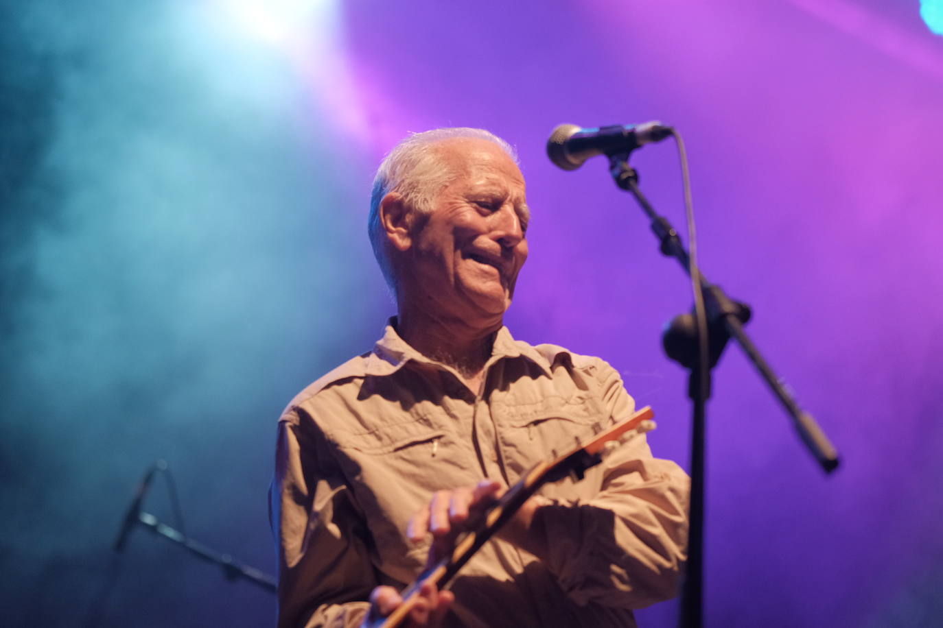 El mítico grupo asturiano recordó al numeroso público asistente que aún tienen mecha para seguir en los escenarios.