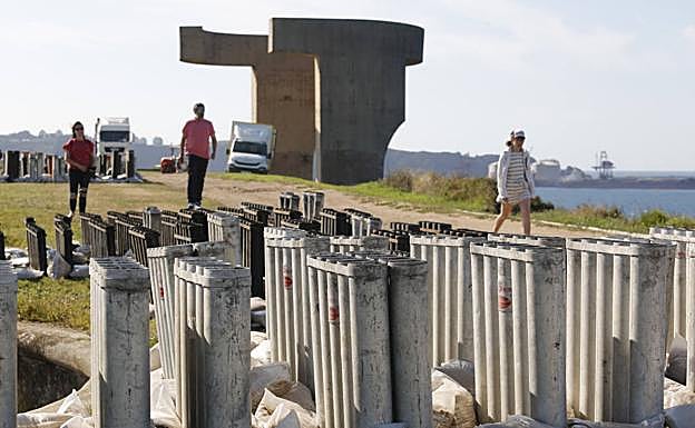 Preparativos para el disparo de los fuegos en el cerro de Santa Catalina.
