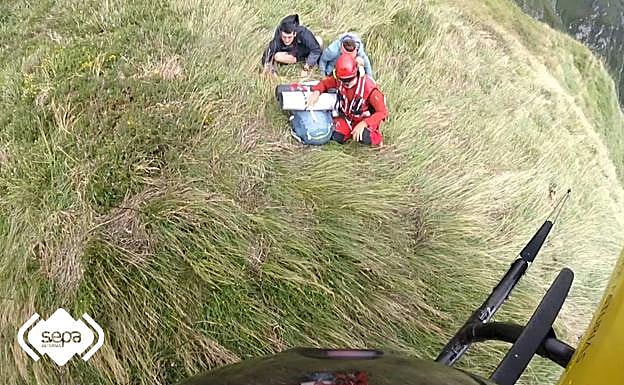 Momento del rescate de los senderistas.