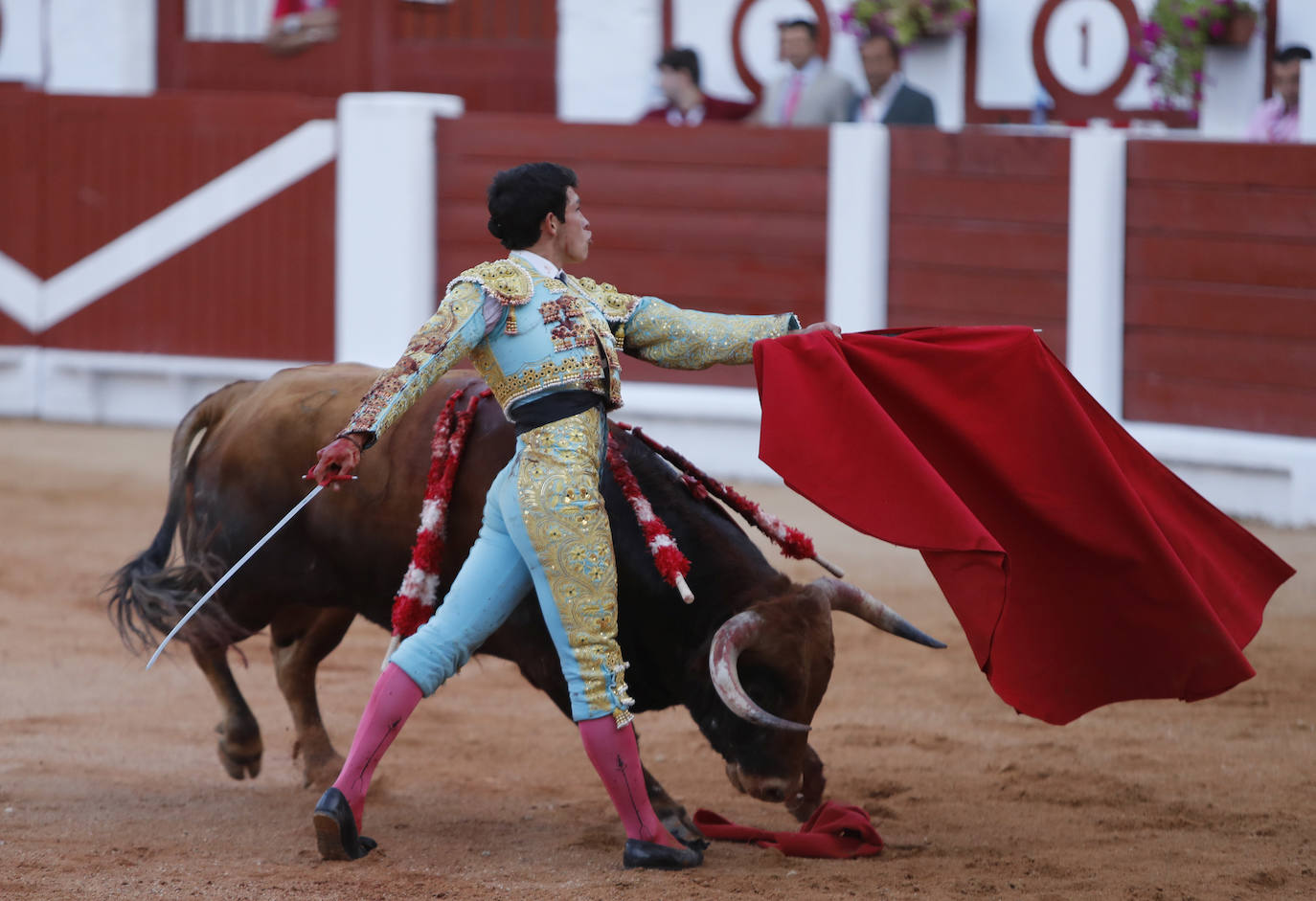 El novillero mexicano dejó buen sabor de boca en la tarde de su debut con caballos en Gijón, una función en la que tanto José Fernando Molina, que obtuvo también un apéndice, como Manuel Diosleguarde anduvieron más bien discretos.