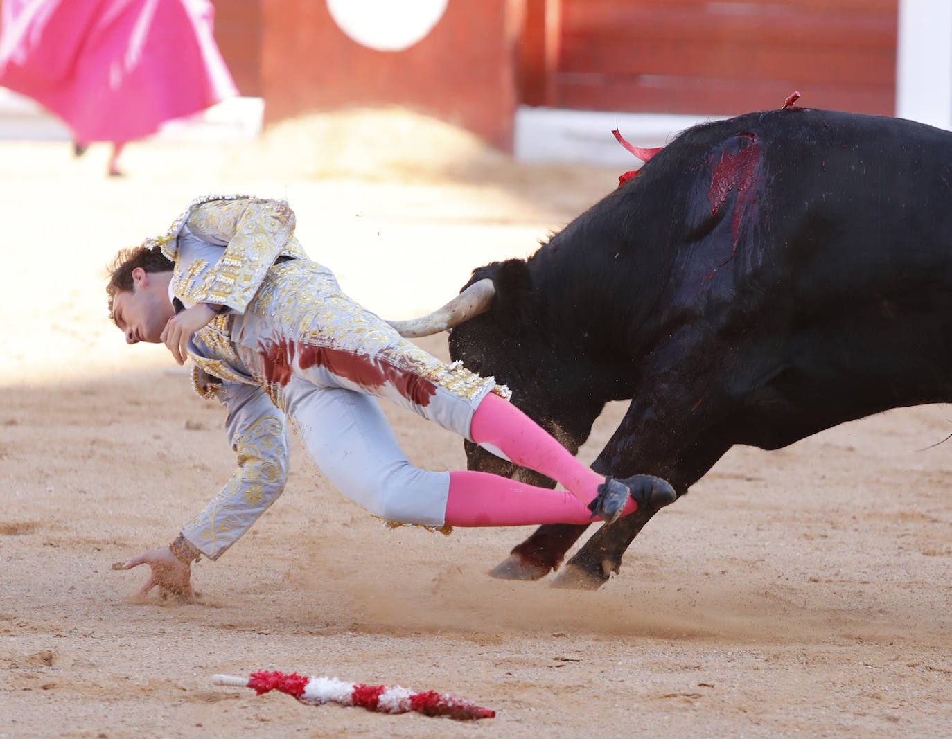 El novillero mexicano dejó buen sabor de boca en la tarde de su debut con caballos en Gijón, una función en la que tanto José Fernando Molina, que obtuvo también un apéndice, como Manuel Diosleguarde anduvieron más bien discretos.