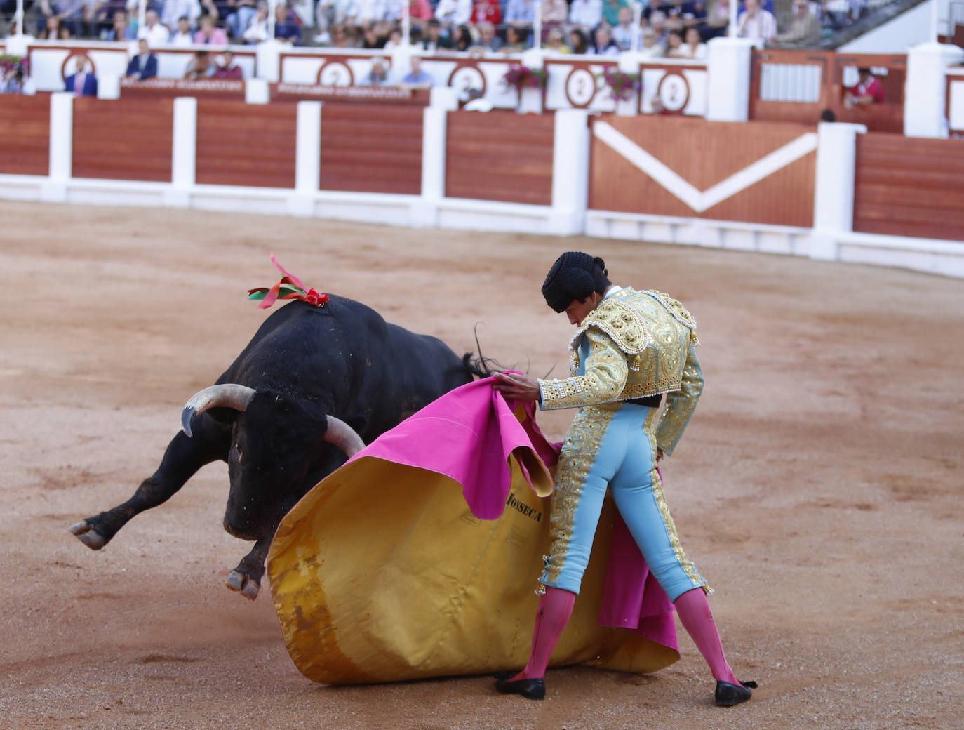 El novillero mexicano dejó buen sabor de boca en la tarde de su debut con caballos en Gijón, una función en la que tanto José Fernando Molina, que obtuvo también un apéndice, como Manuel Diosleguarde anduvieron más bien discretos.