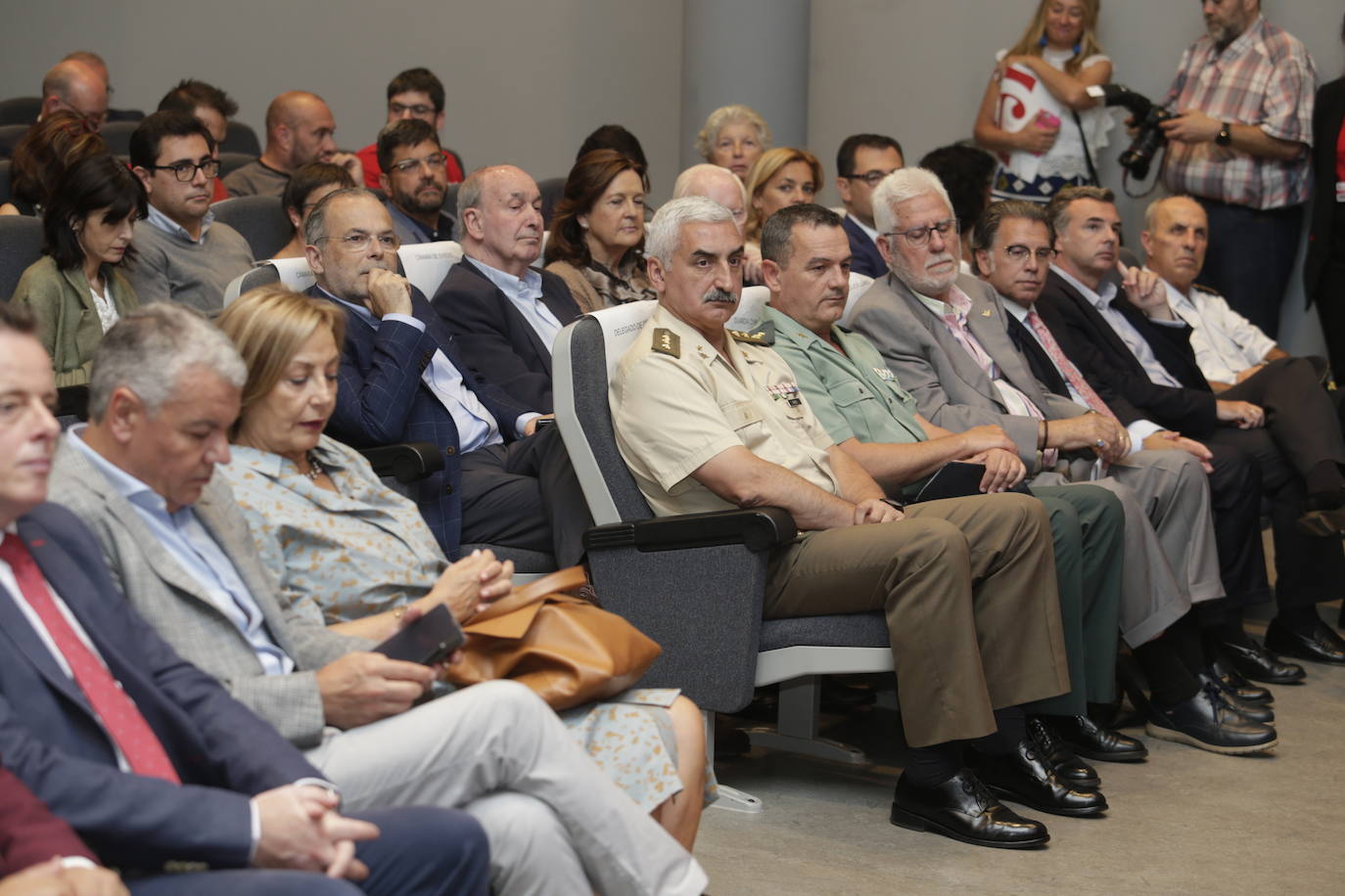 EL COMERCIO y la empresaria María Calvo, vicepresidenta de la Federación Asturiana de Empresarios (Fade), han sido galardonados con el XV Premio Ateneo Jovellanos al Desarrollo Económico e Industrial de Asturias, patrocinado por SabadellHerrero.