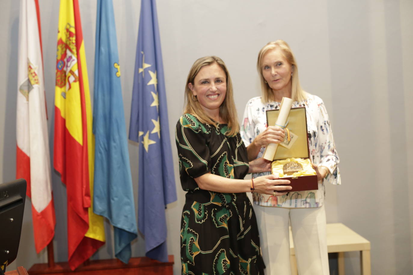 EL COMERCIO y la empresaria María Calvo, vicepresidenta de la Federación Asturiana de Empresarios (Fade), han sido galardonados con el XV Premio Ateneo Jovellanos al Desarrollo Económico e Industrial de Asturias, patrocinado por SabadellHerrero.