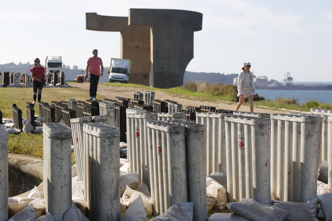 Más de 1.600 kilos de fuegos artificiales iluminarán este miércoles el cielo de Gijon en la gran Noche de los Fuegos. El espectáculo, que durará unos veinticinco minutos, podrá ver desde las playas de San Lorenzo, Poniente y El Arbeyal, y arrancará a medianoche.