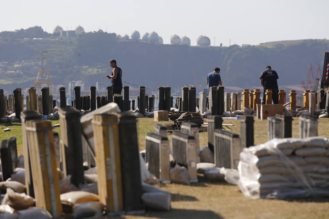 Más de 1.600 kilos de fuegos artificiales iluminarán este miércoles el cielo de Gijon en la gran Noche de los Fuegos. El espectáculo, que durará unos veinticinco minutos, podrá ver desde las playas de San Lorenzo, Poniente y El Arbeyal, y arrancará a medianoche.